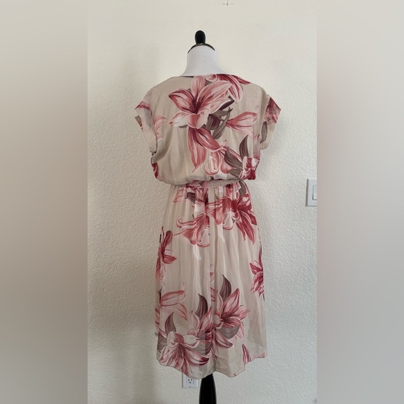 Chic Floral Midi Dress in Pink and Cream - Picture 7 of 9